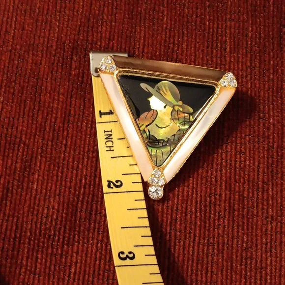 Triangular Vintage-Inspired Enamel Lady Portrait Brooch in Pink and Gold - Picture 3 of 3